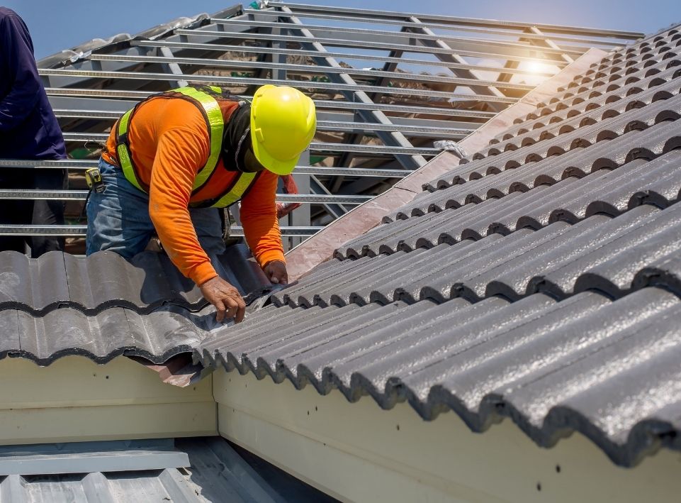Roofing contractor installing a new roof in Charleston SC